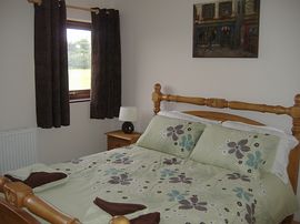 5ft Queen-Anne bedroom