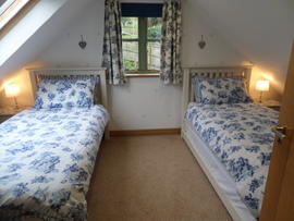 Twin Bedroom with additional guest bed