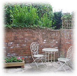 Pretty outdoor terrace - a real sun trap!