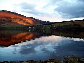  Briar Cottages garden on Loch Earn for fishing.   