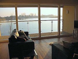 Sitting room over lake