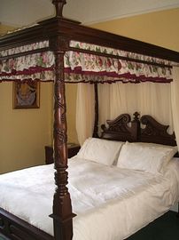 Bedroom with four poster bed