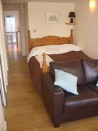 Boscote Apartment bedroom/lounge area