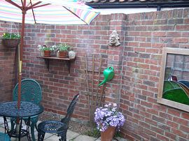 Pretty Courtyard garden - perfect in summer!