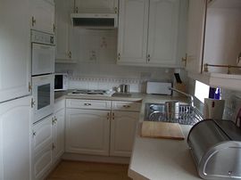 Yr Angorfa Kitchen with Dishwasher, Washer/Dryer