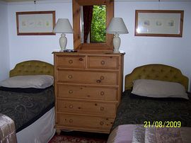 Twin bedroom