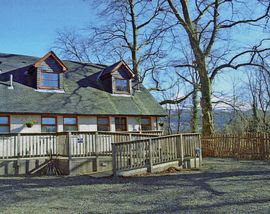 Ben Lomond Cottage with the mountain behind